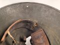 1.Weltkrieg , Stahlhelm Modell 1916 mit Splitterschaden. Originallack, in allen Teilen original und zusammengehörig. Ungereinigt.