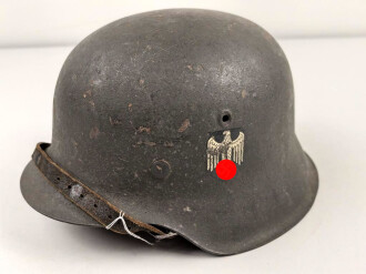 Heer, Stahlhelm Modell 1942. In allen Teilen original und zusammengehöriges Stück, das Hakenkreuz vollständig erhalten. Herssteller ckl 64. Ungereinigtes Stück