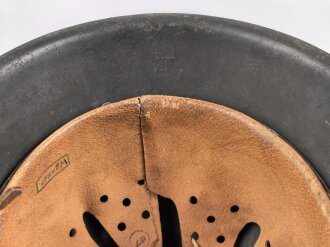 Heer, Stahlhelm Modell 1942. In allen Teilen original und zusammengehöriges Stück, das Hakenkreuz vollständig erhalten. Herssteller ckl 64. Ungereinigtes Stück