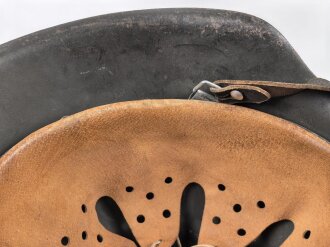 Heer, Stahlhelm Modell 1942. In allen Teilen original und zusammengehöriges Stück, das Hakenkreuz vollständig erhalten. Herssteller ckl 64. Ungereinigtes Stück