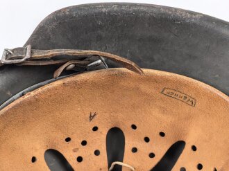 Heer, Stahlhelm Modell 1942. In allen Teilen original und zusammengehöriges Stück, das Hakenkreuz vollständig erhalten. Herssteller ckl 64. Ungereinigtes Stück