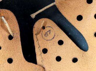 Heer, Stahlhelm Modell 1942. In allen Teilen original und zusammengehöriges Stück, das Hakenkreuz vollständig erhalten. Herssteller ckl 64. Ungereinigtes Stück