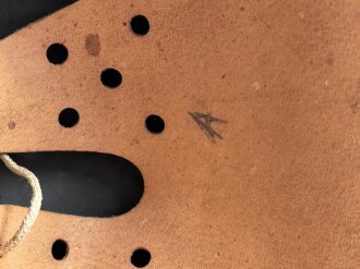 Heer, Stahlhelm Modell 1942. In allen Teilen original und zusammengehöriges Stück, das Hakenkreuz vollständig erhalten. Herssteller ckl 64. Ungereinigtes Stück