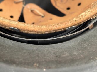 Heer, Stahlhelm Modell 1942. In allen Teilen original und zusammengehöriges Stück, das Hakenkreuz vollständig erhalten. Herssteller ckl 64. Ungereinigtes Stück