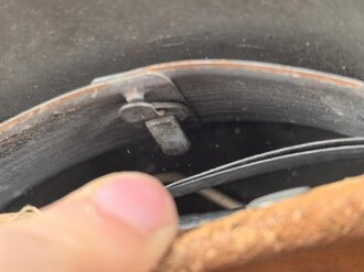 Heer, Stahlhelm Modell 1942. In allen Teilen original und zusammengehöriges Stück, das Hakenkreuz vollständig erhalten. Herssteller ckl 64. Ungereinigtes Stück