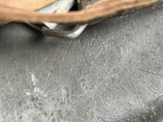 Heer, Stahlhelm Modell 1942. In allen Teilen original und zusammengehöriges Stück, das Hakenkreuz vollständig erhalten. Herssteller ckl 64. Ungereinigtes Stück