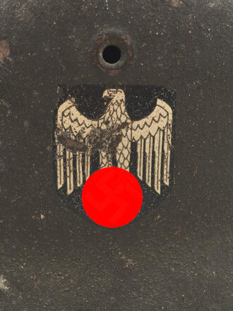 Heer, Stahlhelm Modell 1942. In allen Teilen original und zusammengehöriges Stück, das Hakenkreuz vollständig erhalten. Herssteller ckl 64. Ungereinigtes Stück
