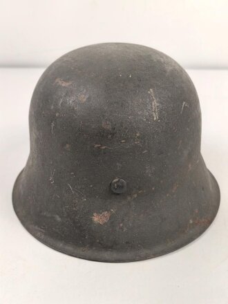 Heer, Stahlhelm Modell 1942. In allen Teilen original und zusammengehöriges Stück, das Hakenkreuz vollständig erhalten. Herssteller ckl 64. Ungereinigtes Stück