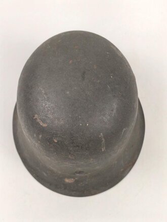 Heer, Stahlhelm Modell 1942. In allen Teilen original und zusammengehöriges Stück, das Hakenkreuz vollständig erhalten. Herssteller ckl 64. Ungereinigtes Stück