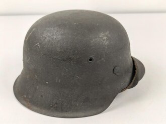 Heer, Stahlhelm Modell 1942. In allen Teilen original und zusammengehöriges Stück, das Hakenkreuz vollständig erhalten. Herssteller ckl 64. Ungereinigtes Stück