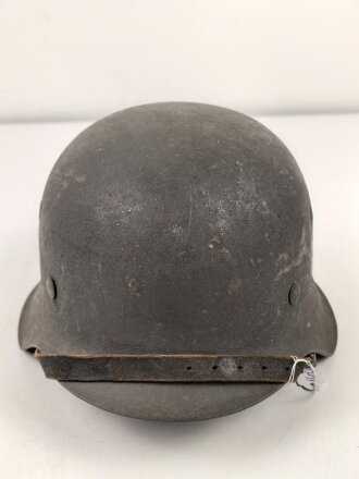Heer, Stahlhelm Modell 1942. In allen Teilen original und zusammengehöriges Stück, das Hakenkreuz vollständig erhalten. Herssteller ckl 64. Ungereinigtes Stück