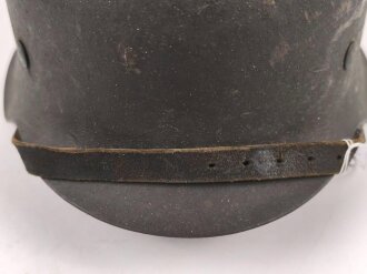 Heer, Stahlhelm Modell 1942. In allen Teilen original und zusammengehöriges Stück, das Hakenkreuz vollständig erhalten. Herssteller ckl 64. Ungereinigtes Stück