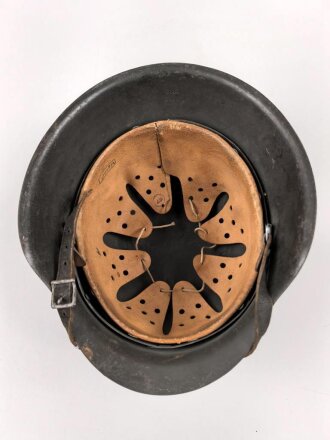 Heer, Stahlhelm Modell 1942. In allen Teilen original und zusammengehöriges Stück, das Hakenkreuz vollständig erhalten. Herssteller ckl 64. Ungereinigtes Stück