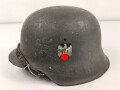 Heer, Stahlhelm Modell 1942. In allen Teilen original und zusammengehöriges Stück, das Hakenkreuz vollständig erhalten. Herssteller ckl 64. Ungereinigtes Stück