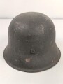 Heer, Stahlhelm Modell 1942. In allen Teilen original und zusammengehöriges Stück, das Hakenkreuz vollständig erhalten. Herssteller ckl 64. Ungereinigtes Stück