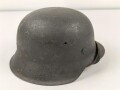 Heer, Stahlhelm Modell 1942. In allen Teilen original und zusammengehöriges Stück, das Hakenkreuz vollständig erhalten. Herssteller ckl 64. Ungereinigtes Stück