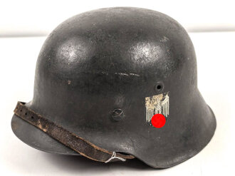 Heer, Stahlhelm Modell 1942. In allen Teilen original , das Innenfutter vermutlich in der Zeit gewechselt, früher Kinnriemen ergänzt, das Hakenkreuz vollständig erhalten. Hersteller EF 64. Ungereinigt