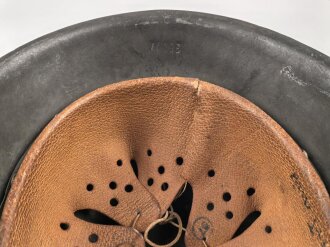 Heer, Stahlhelm Modell 1942. In allen Teilen original , das Innenfutter vermutlich in der Zeit gewechselt, früher Kinnriemen ergänzt, das Hakenkreuz vollständig erhalten. Hersteller EF 64. Ungereinigt