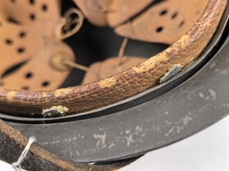 Heer, Stahlhelm Modell 1942. In allen Teilen original , das Innenfutter vermutlich in der Zeit gewechselt, früher Kinnriemen ergänzt, das Hakenkreuz vollständig erhalten. Hersteller EF 64. Ungereinigt