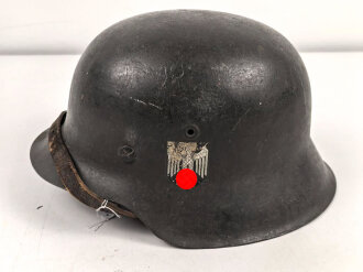 Heer, Stahlhelm Modell 1942. In allen Teilen original , das Innenfutter vermutlich in der Zeit gewechselt, früher Kinnriemen ergänzt, das Hakenkreuz vollständig erhalten. Hersteller EF 64. Ungereinigt