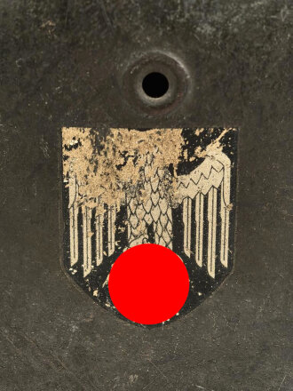 Heer, Stahlhelm Modell 1942. In allen Teilen original , das Innenfutter vermutlich in der Zeit gewechselt, früher Kinnriemen ergänzt, das Hakenkreuz vollständig erhalten. Hersteller EF 64. Ungereinigt