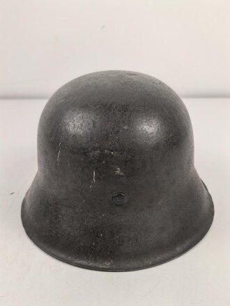 Heer, Stahlhelm Modell 1942. In allen Teilen original , das Innenfutter vermutlich in der Zeit gewechselt, früher Kinnriemen ergänzt, das Hakenkreuz vollständig erhalten. Hersteller EF 64. Ungereinigt