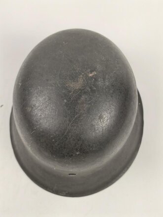 Heer, Stahlhelm Modell 1942. In allen Teilen original , das Innenfutter vermutlich in der Zeit gewechselt, früher Kinnriemen ergänzt, das Hakenkreuz vollständig erhalten. Hersteller EF 64. Ungereinigt