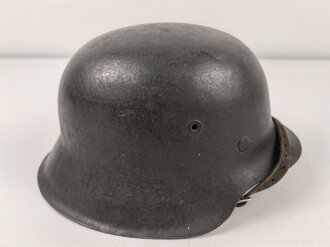 Heer, Stahlhelm Modell 1942. In allen Teilen original , das Innenfutter vermutlich in der Zeit gewechselt, früher Kinnriemen ergänzt, das Hakenkreuz vollständig erhalten. Hersteller EF 64. Ungereinigt