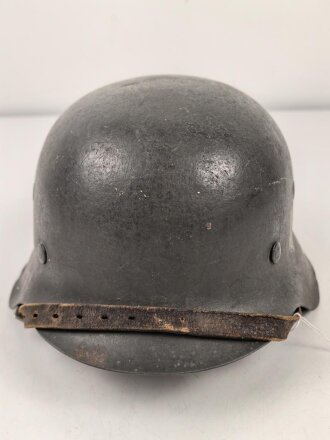 Heer, Stahlhelm Modell 1942. In allen Teilen original , das Innenfutter vermutlich in der Zeit gewechselt, früher Kinnriemen ergänzt, das Hakenkreuz vollständig erhalten. Hersteller EF 64. Ungereinigt