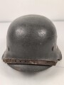Heer, Stahlhelm Modell 1942. In allen Teilen original , das Innenfutter vermutlich in der Zeit gewechselt, früher Kinnriemen ergänzt, das Hakenkreuz vollständig erhalten. Hersteller EF 64. Ungereinigt