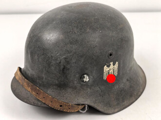 Heer, Stahlhelm Modell 1942. In allen Teilen original und zusammengehöriges Stück, das Hakenkreuz mit einem Tragebedingten Kratzer. Hersteller NS 64. Ungereinigt