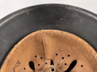 Heer, Stahlhelm Modell 1942. In allen Teilen original und zusammengehöriges Stück, das Hakenkreuz mit einem Tragebedingten Kratzer. Hersteller NS 64. Ungereinigt