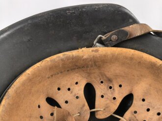 Heer, Stahlhelm Modell 1942. In allen Teilen original und zusammengehöriges Stück, das Hakenkreuz mit einem Tragebedingten Kratzer. Hersteller NS 64. Ungereinigt