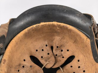 Heer, Stahlhelm Modell 1942. In allen Teilen original und zusammengehöriges Stück, das Hakenkreuz mit einem Tragebedingten Kratzer. Hersteller NS 64. Ungereinigt