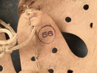 Heer, Stahlhelm Modell 1942. In allen Teilen original und zusammengehöriges Stück, das Hakenkreuz mit einem Tragebedingten Kratzer. Hersteller NS 64. Ungereinigt