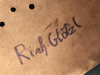 Heer, Stahlhelm Modell 1942. In allen Teilen original und zusammengehöriges Stück, das Hakenkreuz mit einem Tragebedingten Kratzer. Hersteller NS 64. Ungereinigt