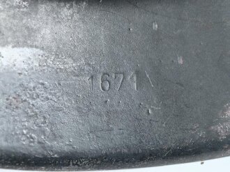 Heer, Stahlhelm Modell 1942. In allen Teilen original und zusammengehöriges Stück, das Hakenkreuz mit einem Tragebedingten Kratzer. Hersteller NS 64. Ungereinigt
