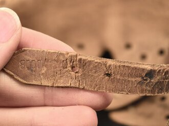Heer, Stahlhelm Modell 1942. In allen Teilen original und zusammengehöriges Stück, das Hakenkreuz mit einem Tragebedingten Kratzer. Hersteller NS 64. Ungereinigt