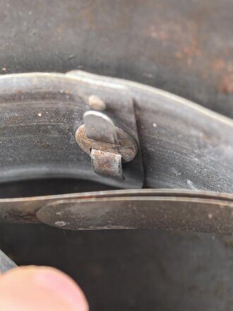 Heer, Stahlhelm Modell 1942. In allen Teilen original und zusammengehöriges Stück, das Hakenkreuz mit einem Tragebedingten Kratzer. Hersteller NS 64. Ungereinigt
