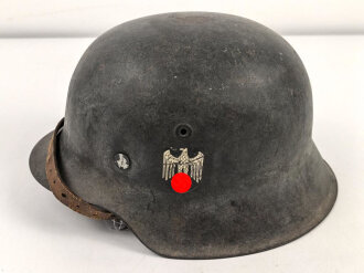Heer, Stahlhelm Modell 1942. In allen Teilen original und zusammengehöriges Stück, das Hakenkreuz mit einem Tragebedingten Kratzer. Hersteller NS 64. Ungereinigt