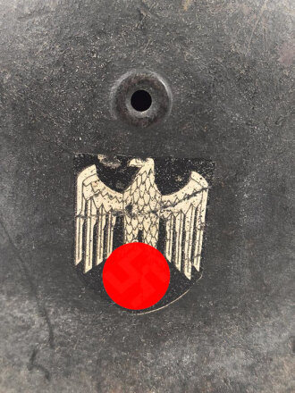 Heer, Stahlhelm Modell 1942. In allen Teilen original und zusammengehöriges Stück, das Hakenkreuz mit einem Tragebedingten Kratzer. Hersteller NS 64. Ungereinigt