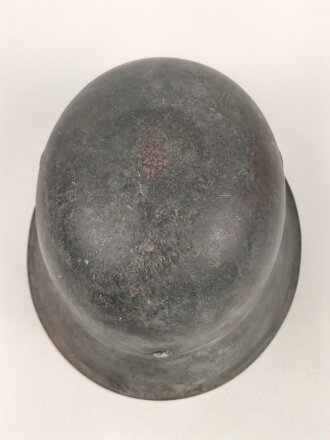 Heer, Stahlhelm Modell 1942. In allen Teilen original und zusammengehöriges Stück, das Hakenkreuz mit einem Tragebedingten Kratzer. Hersteller NS 64. Ungereinigt