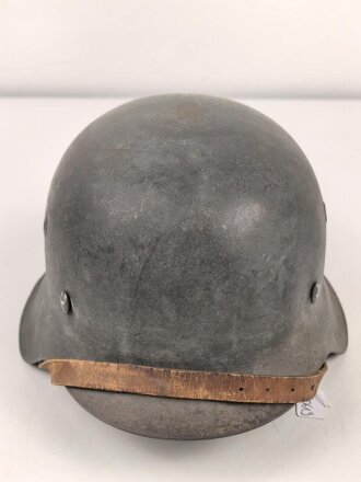 Heer, Stahlhelm Modell 1942. In allen Teilen original und zusammengehöriges Stück, das Hakenkreuz mit einem Tragebedingten Kratzer. Hersteller NS 64. Ungereinigt