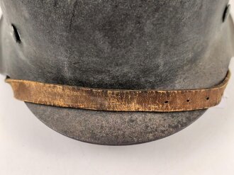 Heer, Stahlhelm Modell 1942. In allen Teilen original und zusammengehöriges Stück, das Hakenkreuz mit einem Tragebedingten Kratzer. Hersteller NS 64. Ungereinigt