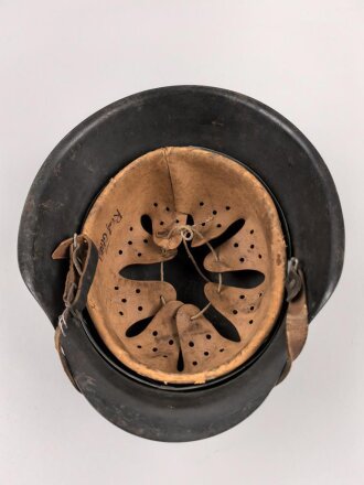 Heer, Stahlhelm Modell 1942. In allen Teilen original und zusammengehöriges Stück, das Hakenkreuz mit einem Tragebedingten Kratzer. Hersteller NS 64. Ungereinigt