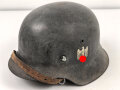 Heer, Stahlhelm Modell 1942. In allen Teilen original und zusammengehöriges Stück, das Hakenkreuz mit einem Tragebedingten Kratzer. Hersteller NS 64. Ungereinigt