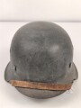 Heer, Stahlhelm Modell 1942. In allen Teilen original und zusammengehöriges Stück, das Hakenkreuz mit einem Tragebedingten Kratzer. Hersteller NS 64. Ungereinigt