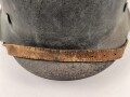 Heer, Stahlhelm Modell 1942. In allen Teilen original und zusammengehöriges Stück, das Hakenkreuz mit einem Tragebedingten Kratzer. Hersteller NS 64. Ungereinigt