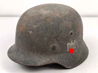 Heer, Stahlhelm Modell 1935. In allen Teilen original und zusammengehöriges Stück, das Hakenkreuz zu etwa 95% erhalten. Hersteller mit lesbar. Ungereinigt, Glockengrösse 64