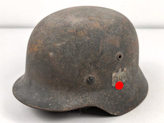 Heer, Stahlhelm Modell 1935. In allen Teilen original und zusammengehöriges Stück, das Hakenkreuz zu etwa 95% erhalten. Hersteller mit lesbar. Ungereinigt, Glockengrösse 64